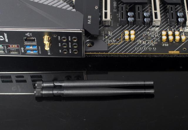 wifi接收天线,不用额外购买无线网卡,这款主板本身就支持无线上网.