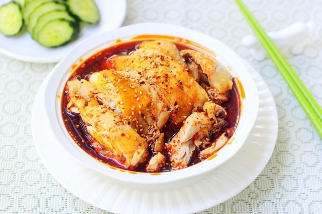 尤其主妇在厨房特别的热,可以像我一样,做成《红油鸡块》,就把鸡肉