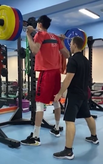 cba复赛在即周琦积极备战看杠铃的大小你就知道他有多努力了