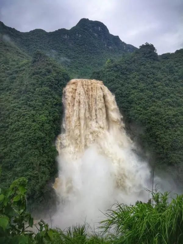 周围的山却让人仿佛看到了"仙境"云里雾里迷幻而又神奇红色的坝陵河