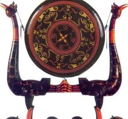 楚人的凤凰图腾,表现在文物上我们现在其实很难找出早期的楚文化有