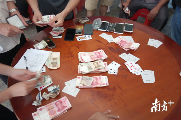 广东梅州梅县警方捣毁一个赌博窝点现场抓获7名涉赌人员