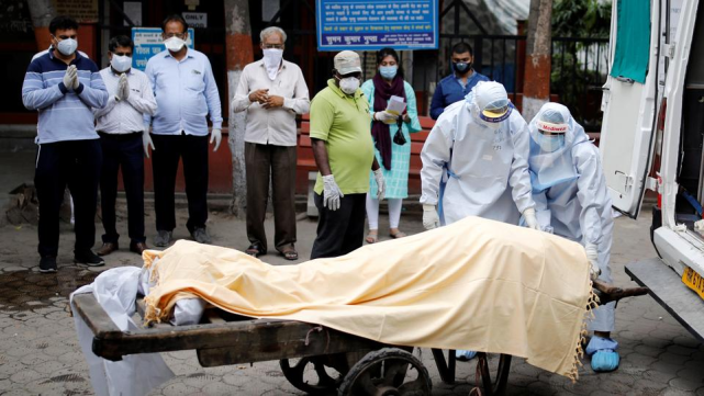 印度疫情狂飚火葬场超负荷运转病人已经无法收治