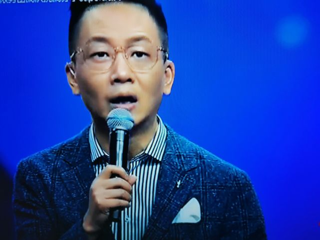 林海沈腾尽管穿着红色很喜庆,但脸色蜡黄,眼袋很大.