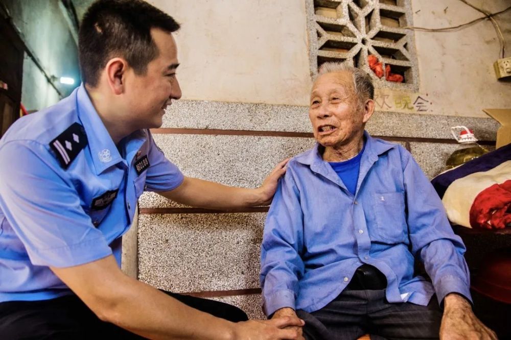 点赞!石狮民警蔡海炳获评"年度慈善榜样最美志愿者"称号