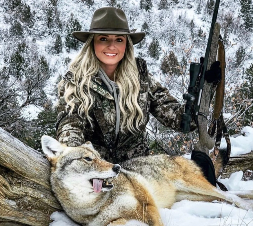 国外网站发起女猎人晒美照活动动物保护组织怒斥令人反胃