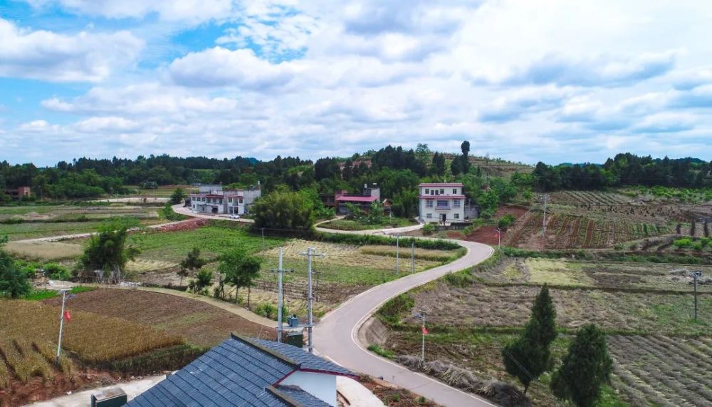 决胜全面小康成都脱贫攻坚响鼓重锤