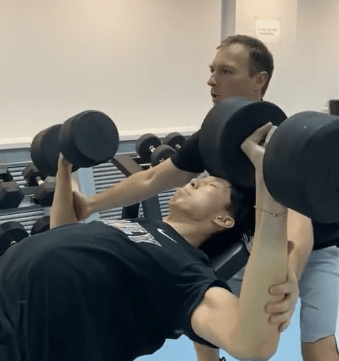 周琦完成蜕变!健身房大号哑铃平举 负重深蹲,他将全力冲击mvp