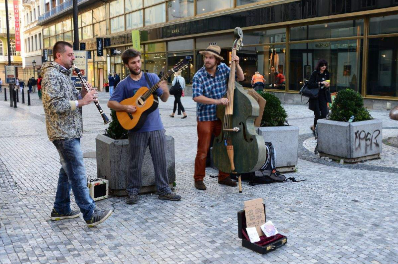 从野蛮生长到持证上岗你了解这样的街头艺人吗
