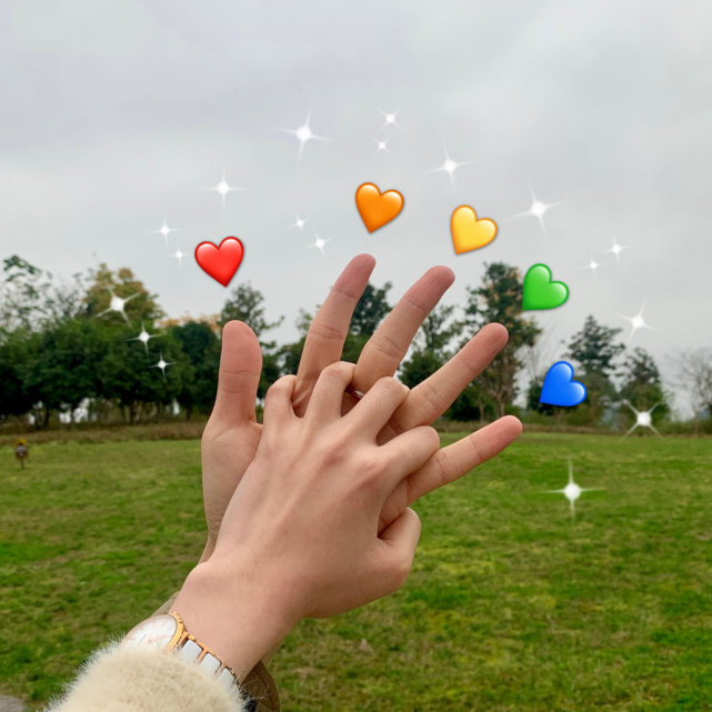 送你一组情侣拍照手势图片拿去不谢