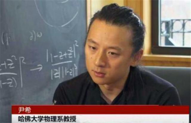 在接受采访时,尹希的国籍问题也是备受关注的.