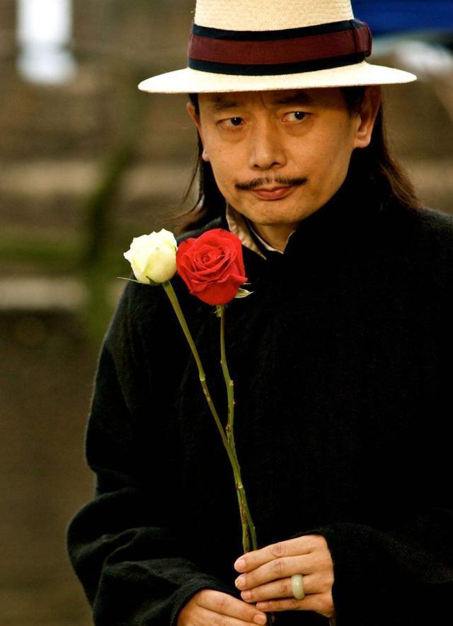 葛优新戏现场曝光,饰演心梗发作惟妙惟肖,浑身洒满菜汤惹人心疼