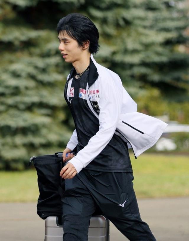 羽生結弦為何日常偏愛運動褲?原因或許是那連女生都羨慕的細腰