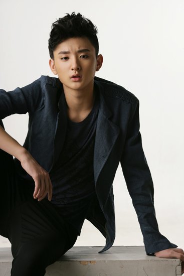 26岁于小彤就爱姐弟恋从大5岁到10岁还想和70后姐姐谈恋爱