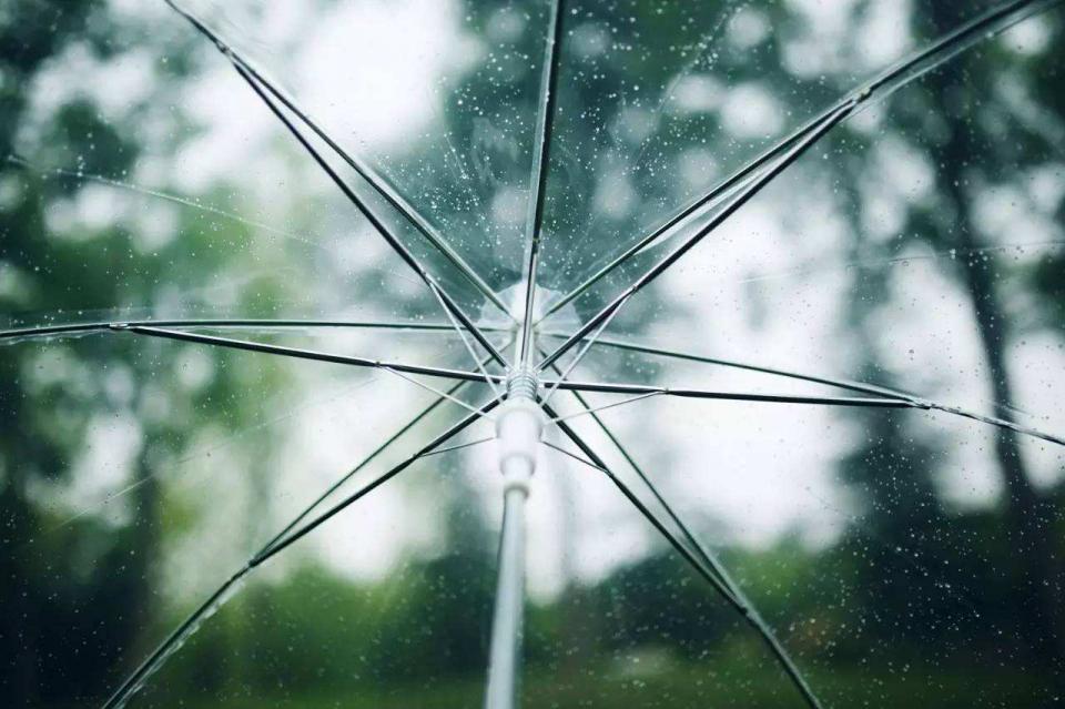 利用雨傘上的雨痕來表現一下朦朧的雨景.