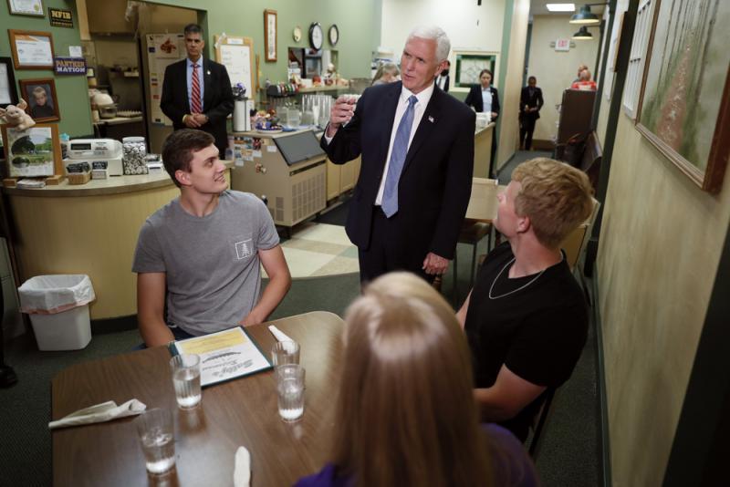 美国副总统彭斯(中)16日在艾奥瓦州一家食肆与食客交谈网络图片