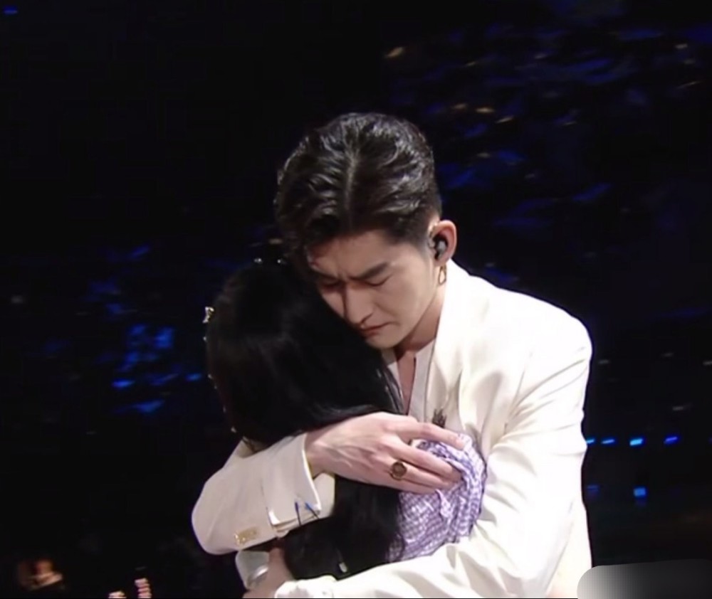 张翰鞠婧祎合唱牵手拥抱摸头,俩人还挺有cp感的!拥抱好甜呀!_腾讯新闻