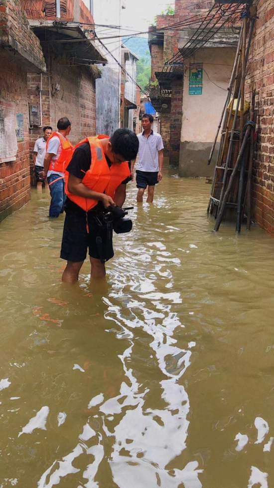 闻汛而动新闻人逆行的身影