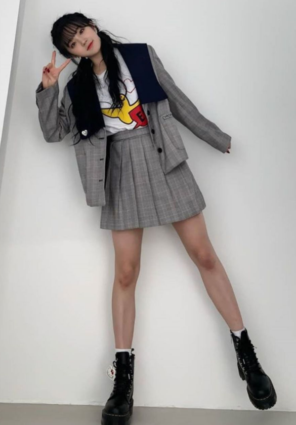 第一次见宋雨琦穿jk制服裙,以为会很甜,谁知穿出电线腿a到爆!