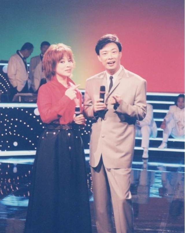 与未婚妻分手后,费玉清决定终身不娶,终年希望葬在江蕙墓旁