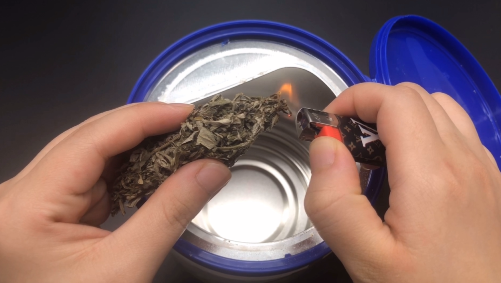 方法三:自制灭蚊溶液我们准备一个盆,将肥皂剪成小块,放入盆里,然后再