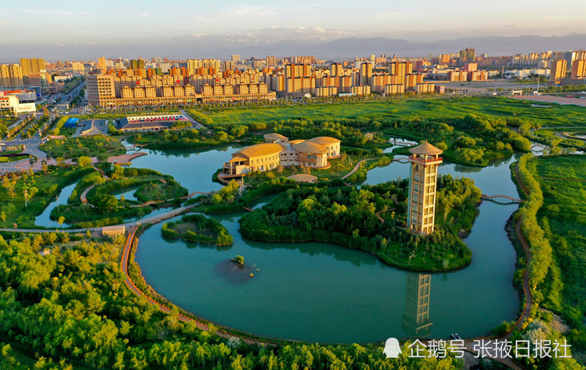 张掖国家湿地与市区紧密相连,占地面积3.