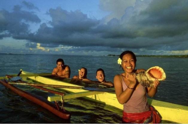 萨摩亚人最开放的则表现在他们的穿衣上,在过去很长一段时间内,萨摩亚