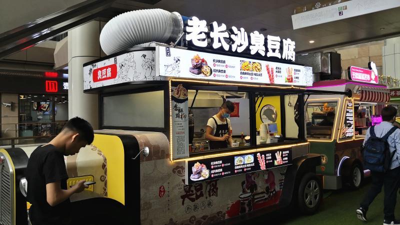 记者注意到,14户"车厢小店"中有一户"老长沙臭豆腐",其车顶的油烟净化