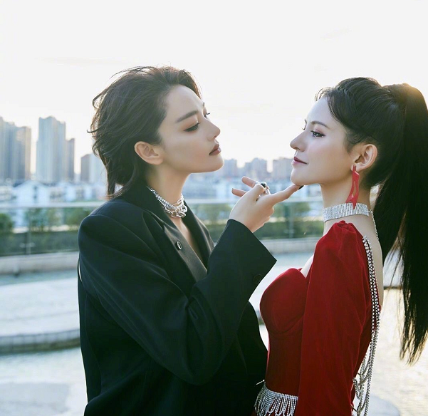 张馨予和小四岁张予曦同台,一个酷帅,一个甜酷,分不出谁最美了