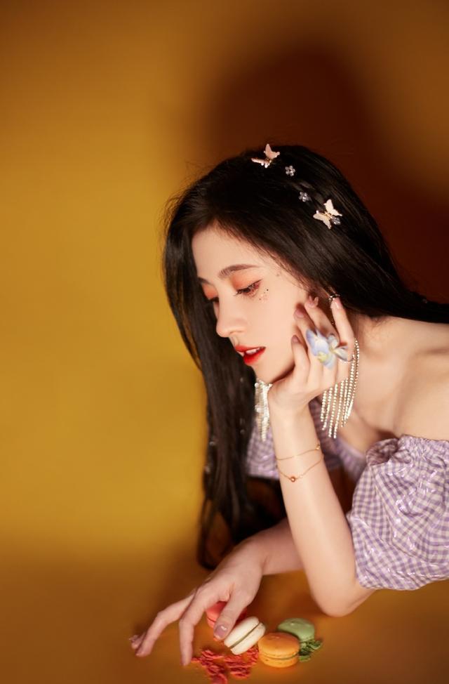 鞠婧祎晚会造型太美了!一袭香芋紫泡泡袖裙效果优雅有气质