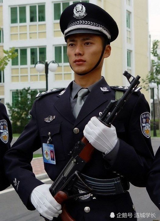 最帅的警察不过现在30多岁他已经发福了,岁月催人老啊,我们的帅哥也