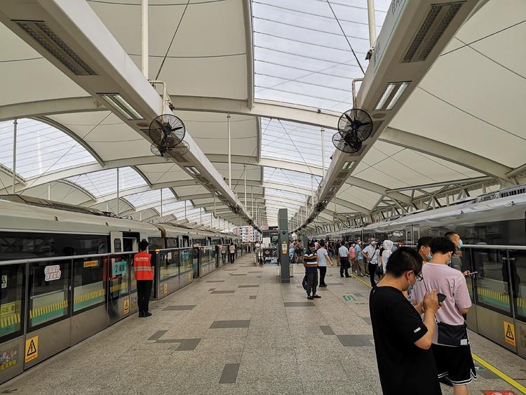 直达车所在站台上贴的标识■地铁志愿者指引■站台指引■直达车信息