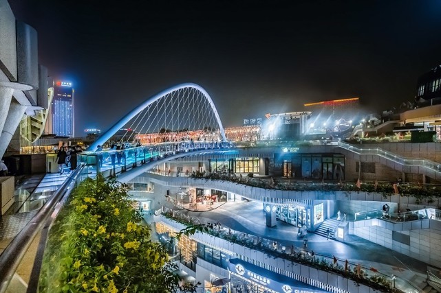 超高层建筑组成,其中商业购物公园民盈·国贸城约30万﹐(不含停车场)