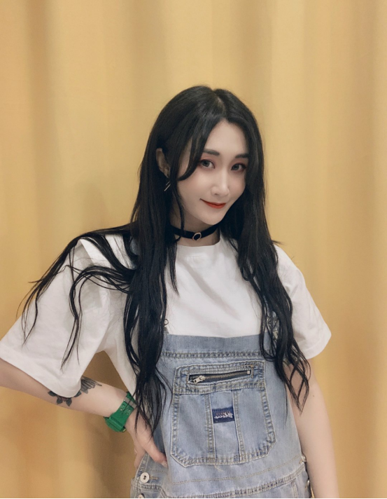 运动女孩惹人爱飒飒的运动博主高雪青春穿搭与健身房判若两人