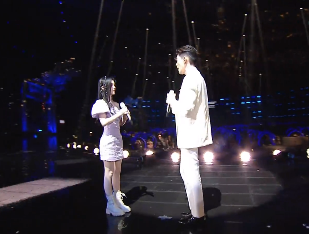 鞠婧祎与张翰唱情歌,拥抱完转身就走,谁注意张翰反应?暴露修养