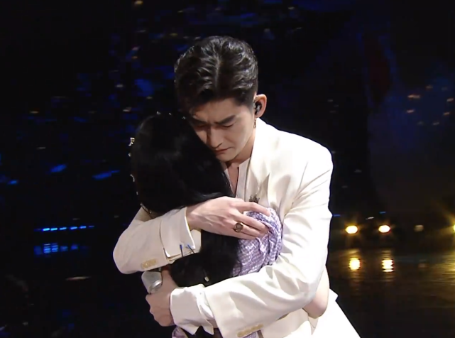 鞠婧祎与张翰唱情歌拥抱完转身就走谁注意张翰反应暴露修养