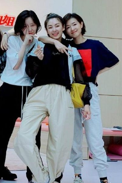 《乘风破浪》合照张雨绮站c位,谁注意许飞站位?娱乐圈过于现实