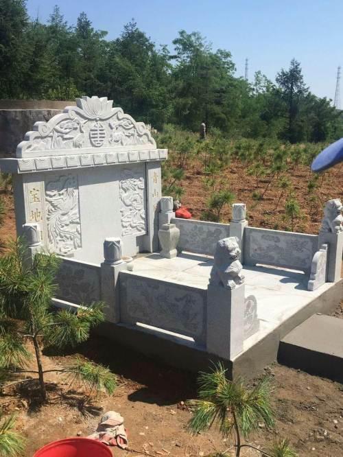 农村土葬时,棺材埋在地下,为什么还要堆"小土堆"?看完解开疑惑