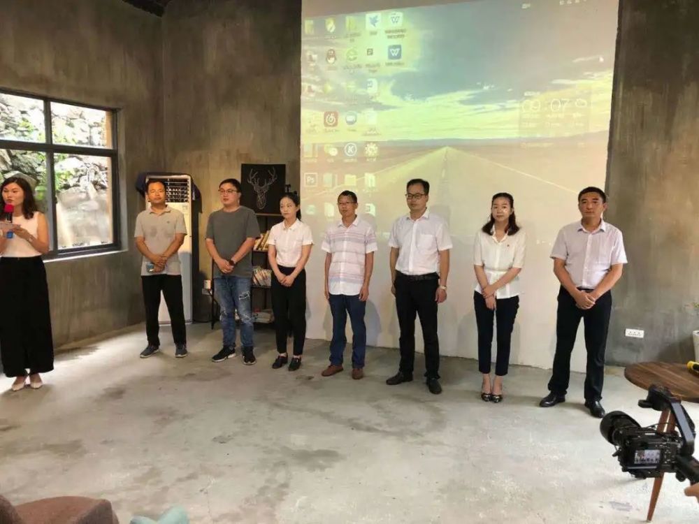 新县文广旅体局总工程师邵其政,新县团县委副书记吴琪,田铺大塆管委会