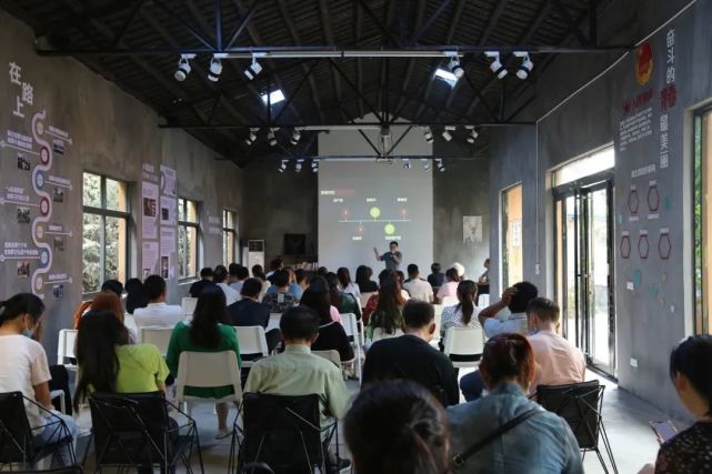 新县文广旅体局总工程师邵其政,新县团县委副书记吴琪,田铺大塆管委会