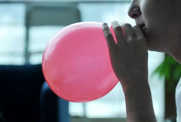 花季少女吸食嗨气球找快感事后头晕无力根本停不下来