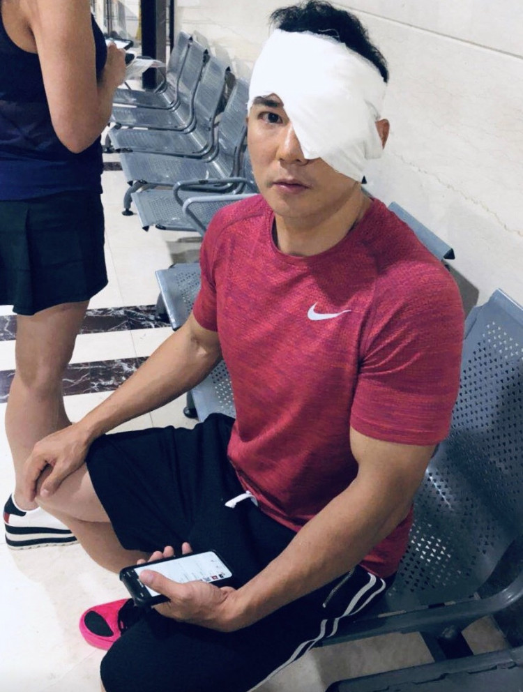 刘畊宏儿子打篮球受伤头部缝五针发文称赞儿子手术过程勇敢不哭