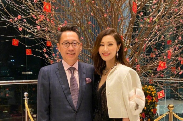 李嘉欣近照曝光,嫁入豪门的亲姐久违露面,两阔太同框气场十足