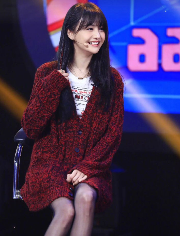 终于等到郑爽穿"透光袜"!搭配黑色高跟鞋后,穿出效果简直了