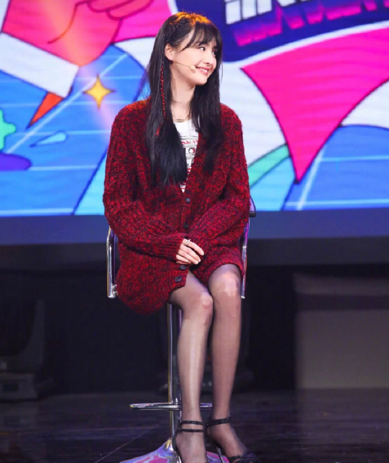 终于等到郑爽穿"透光袜"!搭配黑色高跟鞋后,穿出效果简直了