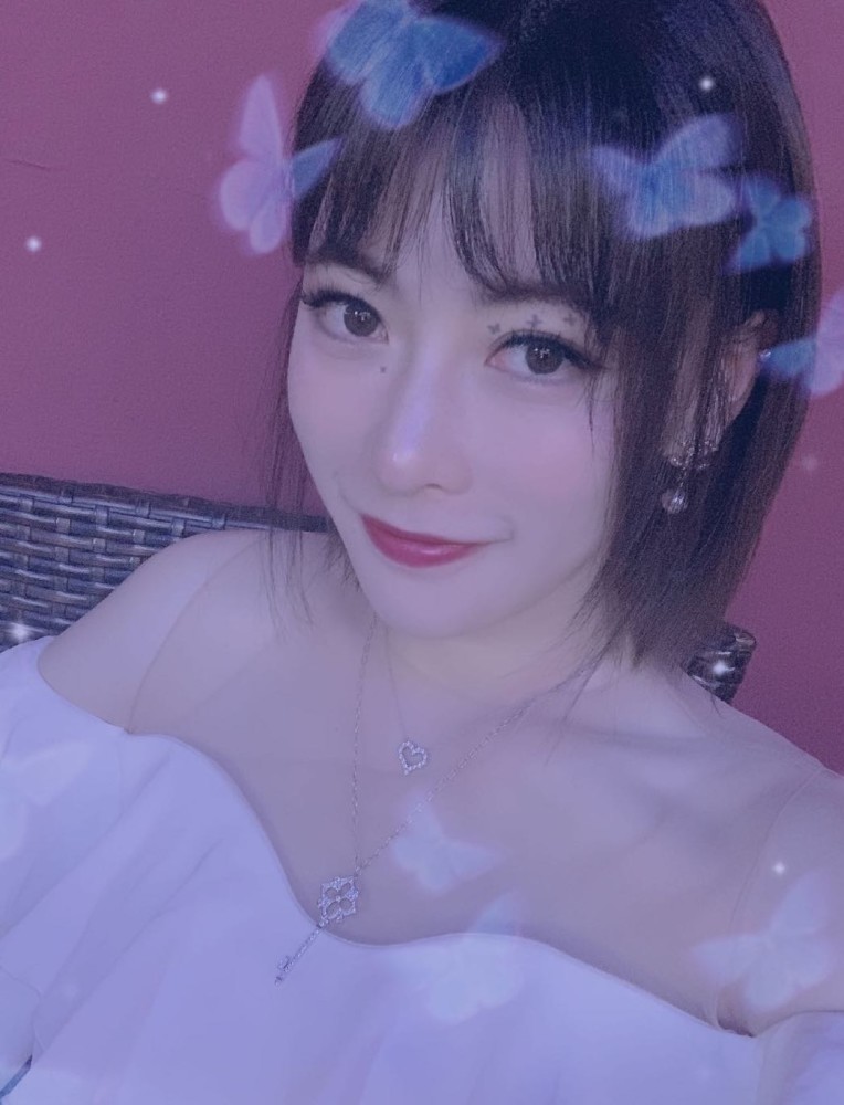 国门颜骏凌深夜发"床照"!前妻7小时后也晒出自拍