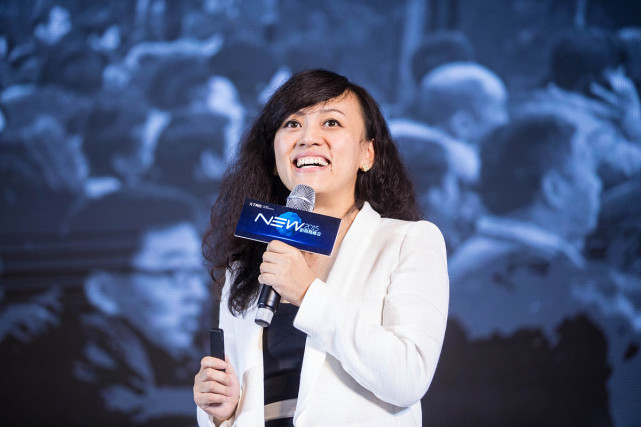 柳青真有职场魅力!白色外套搭连衣裙,透着都市女精英的时尚感