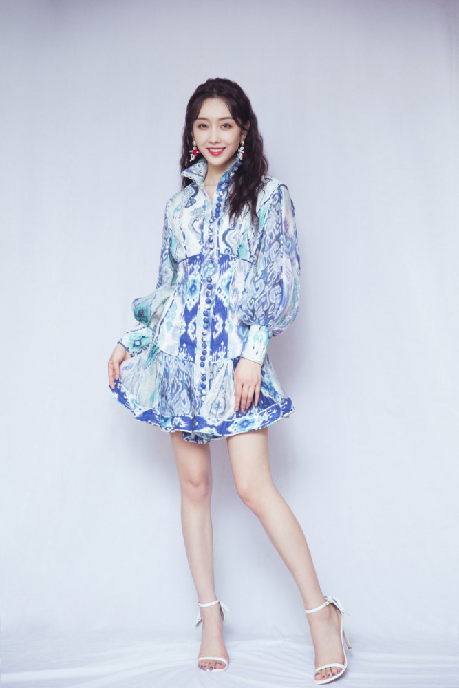 宣璐哪像90后的人穿一身粉秀白皙大长腿说00后都有人信