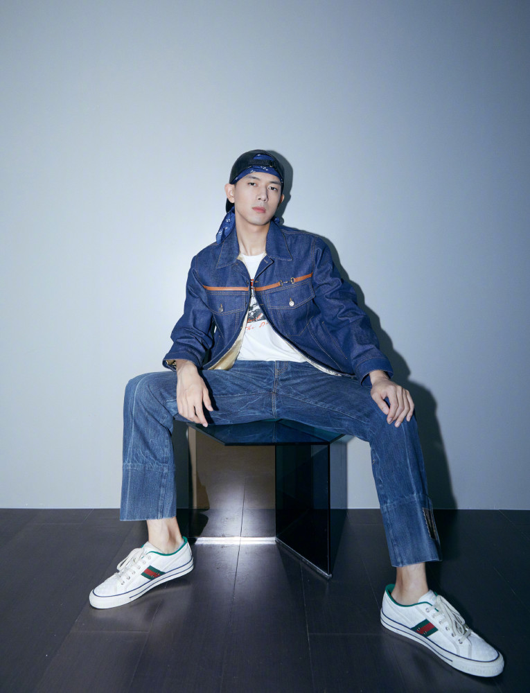 李现嘻哈范儿反戴棒球帽牛仔套装配同色头巾现男友来了
