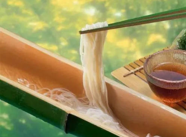 日本最火爆的"流水素面",游客体验后却吐槽:吃法太恶心了!_腾讯新闻